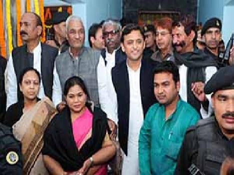 akhilesh yadav at marrige party